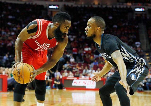 队牢牢占据 队牢牢占据